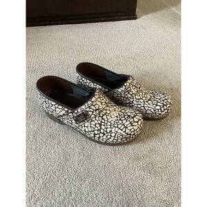 Sanita KOI Broken Glass EU 40 US 9 Patent Leather Staple Clogs Brown Cream